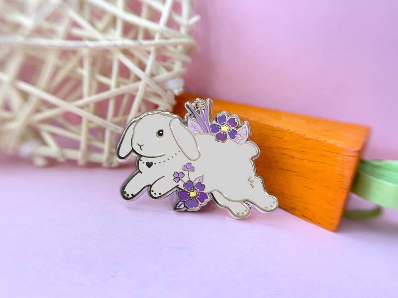 Graues Häschen Emaille Pin Haustier Geschenk Graues Häschen Emaille Pin Haustier Geschenk von TheCrownedRabbit