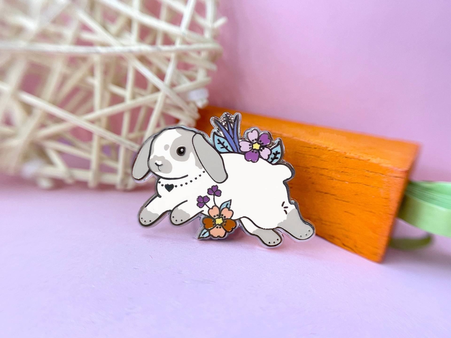 Grau Und Weiße Lop Bunny Pin, Emaille Kaninchen Enamel Pin Grau Und Weiße Lop Bunny Pin, Emaille Kaninchen Enamel Pin von TheCrownedRabbit
