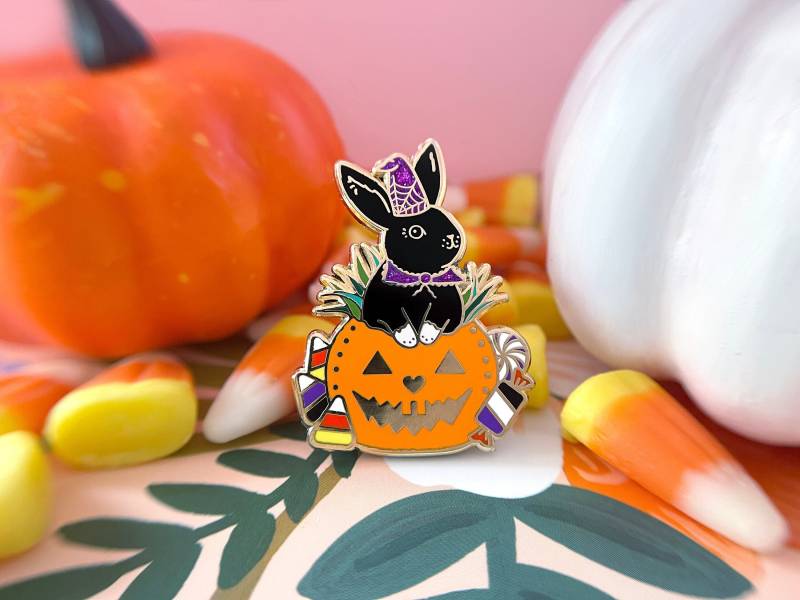 Halloween Black Bunny Emaille Pin Süßes Oder Saures Halloween Black Bunny Emaille Pin Süßes Oder Saures von TheCrownedRabbit