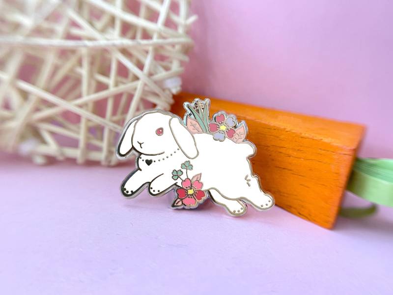 Ruby-Eyed White Lop Bunny Emaille Pin Haustier Geschenk Ruby-Eyed White Lop Bunny Emaille Pin Haustier Geschenk von TheCrownedRabbit