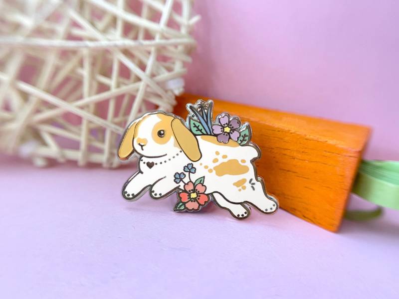 Tan Und Weiße Lop Bunny Emaille Pin Haustier Geschenk Tan Und Weiße Lop Bunny Emaille Pin Haustier Geschenk von TheCrownedRabbit