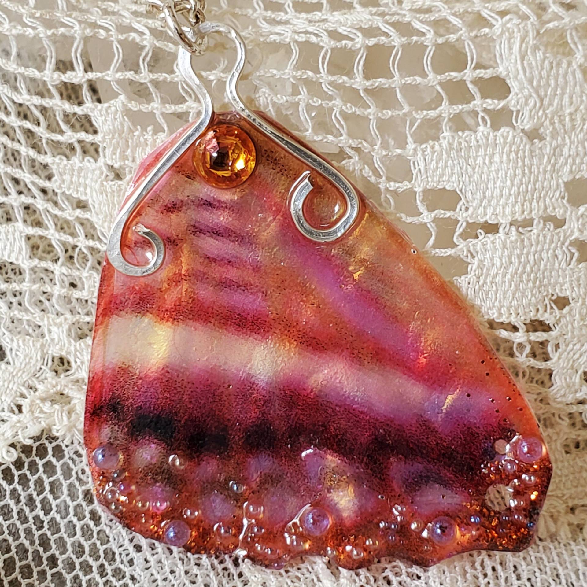 Papier Faerie Flügel Anhänger Auf Sterling Silber Halskette Kette Akzentuiert Mit Orange Swarovski Kristall Von Stefani Lee Papier Faerie Flügel Anhänger Auf Sterling Silber Halskette Kette Akzentuiert Mit Orange Swarovski Kristall Von Stefani Lee von TheCrystalCurio