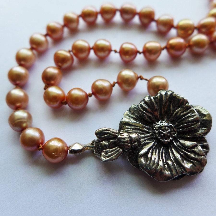 Pfirsich Runde Süßwasser Perle Hand-Knotted Seide 19 Zoll Halskette Mit Einzigartigen Zinn Blume Und Bienenverschluss Pfirsich Runde Süßwasser Perle Hand-Knotted Seide 19 Zoll Halskette Mit Einzigartigen Zinn Blume Und Bienenverschluss von TheCrystalCurio