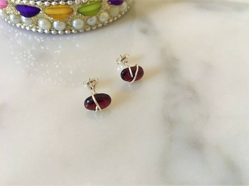 Granat Kristall Chip Ohrstecker in Sterling Silber Oder 14K Gold Gefüllt, Januar Steinbock Birthstone Ohrringe, Wire Wrap Ohrringe von TheCrystalYou