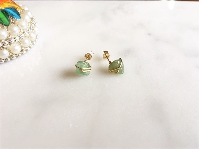 Grüner Aventurin Kristall Chip Ohrstecker in 14K Gold Filled Oder Sterling Silber, Ohrstecker von TheCrystalYou