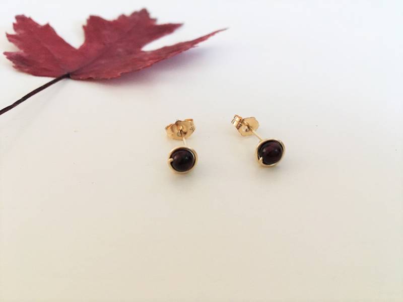 Winzige Granat Ohrstecker in 14K Gold Filled Oder Sterling Silber, Mädchen Ohrstecker, Wire Wrap 4 Mm von TheCrystalYou