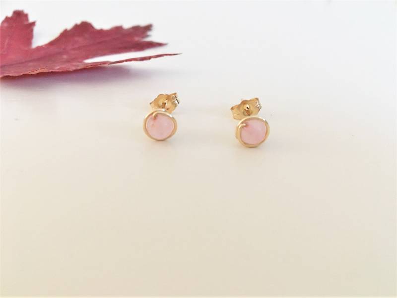 Winzige Rosenquarz Ohrstecker in 14K Gold Filled Oder Sterling Silber, Mädchen Ohrstecker, Wire Wrap 4 Mm von TheCrystalYou
