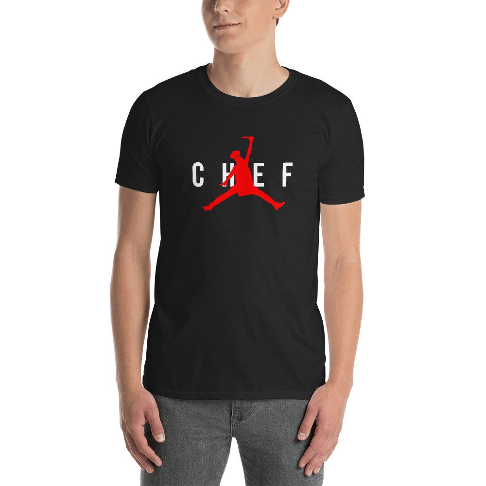 Lustiger Restaurant Chef - Springender Messer Logo T-Shirt Parody | Koch Mit Und Kochhut Rot Weiß von TheCultureRef