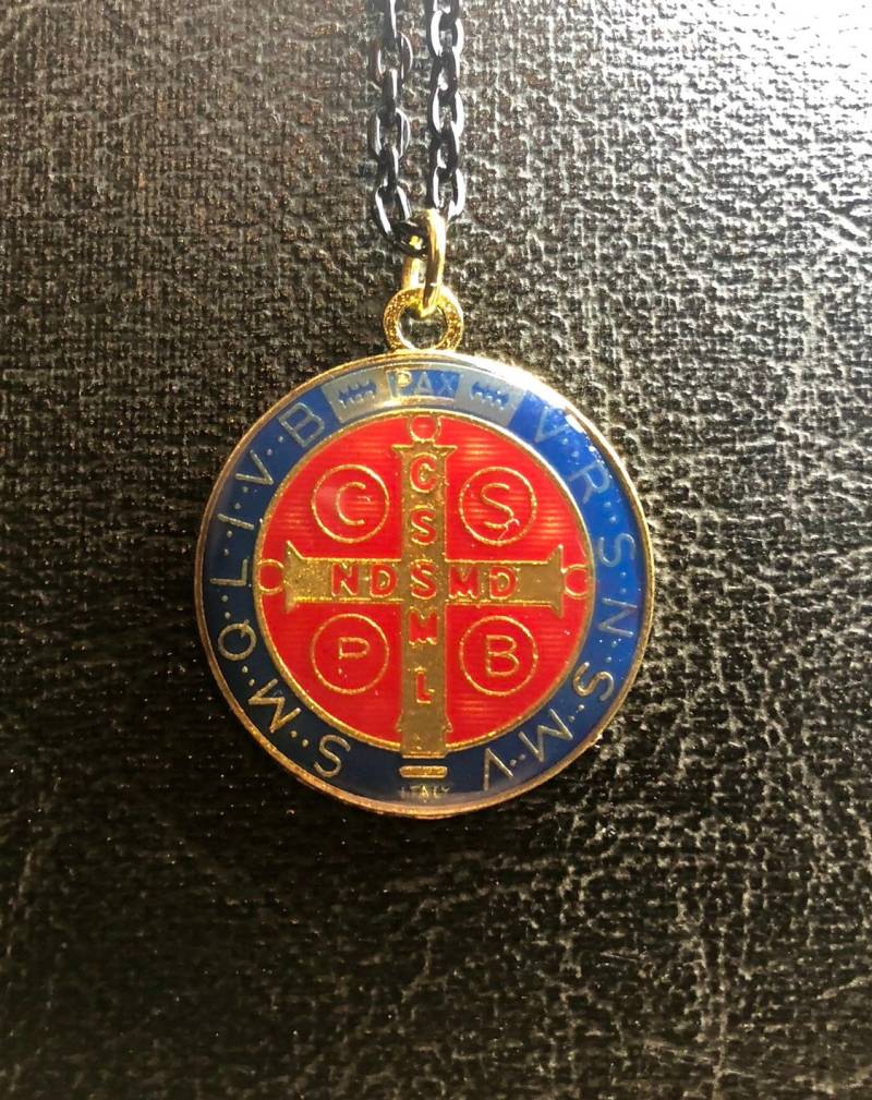 Blau Und Rot Exorzismus Talisman Emaillierte Goldene Heilige Benedikt Medaillon Relikt St. Posessed Posession Blau Und Rot Exorzismus Talisman Emaillierte Goldene Heilige Benedikt Medaillon Relikt St. Posessed Posession von TheCuriositeer