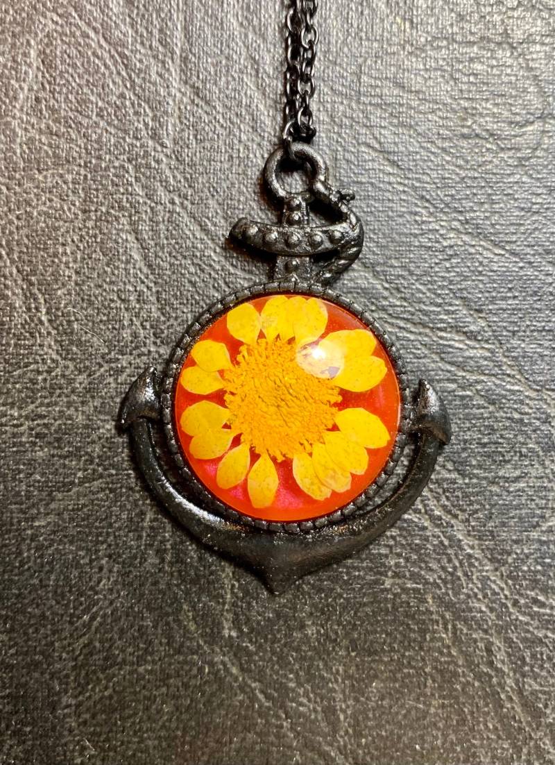 Echte Daisy Gelbe Blume Gepresst Und Konserviert Auf Red Flash Organic Specimen Boho Schwarzer Anker Halskette Echte Daisy Gelbe Blume Gepresst Und Konserviert Auf Red Flash Organic Specimen Boho Schwarzer Anker Halskette von TheCuriositeer
