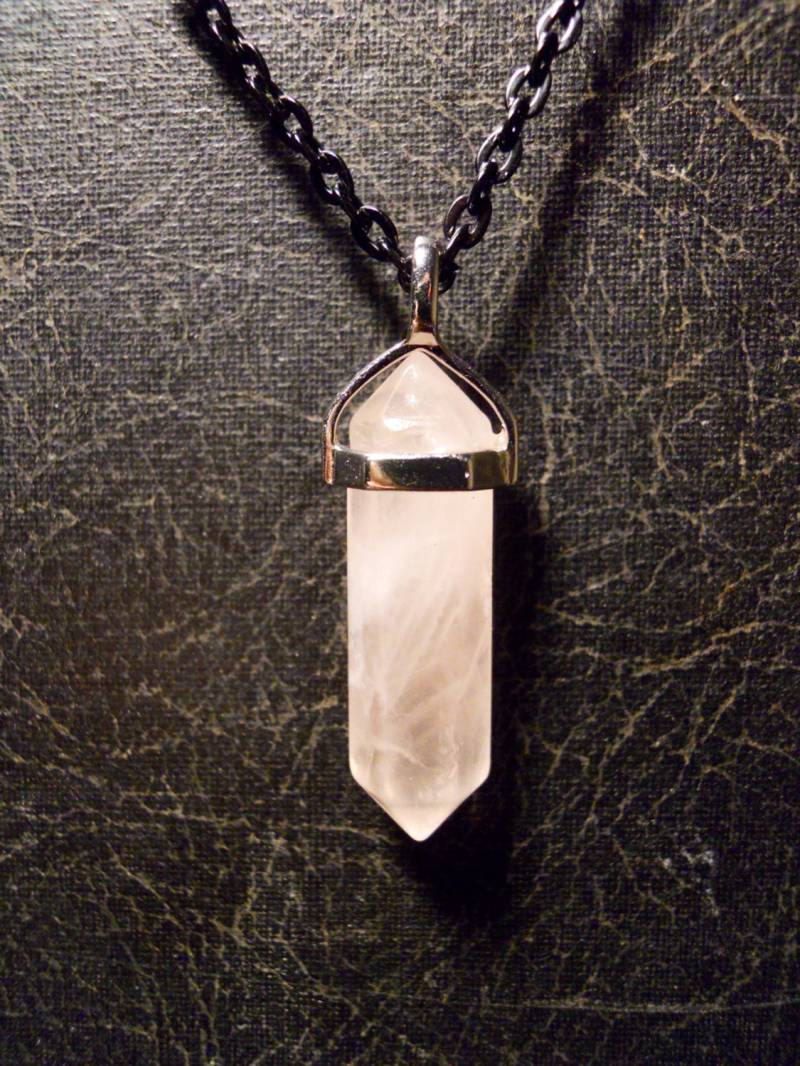 Echte Rosa Rosenquarz Doppelterminierte Geschnitzte Kristallspitze Zauberstab-Halskette Rock-Schmuck Witchy Vibes Schwarz Stahl Kette Wahl Echte Rosa Rosenquarz Doppelterminierte Geschnitzte Kristallspitze Zauberstab-Halskette Rock-Schmuck Witchy Vibes Schwarz Stahl Kette Wahl von TheCuriositeer