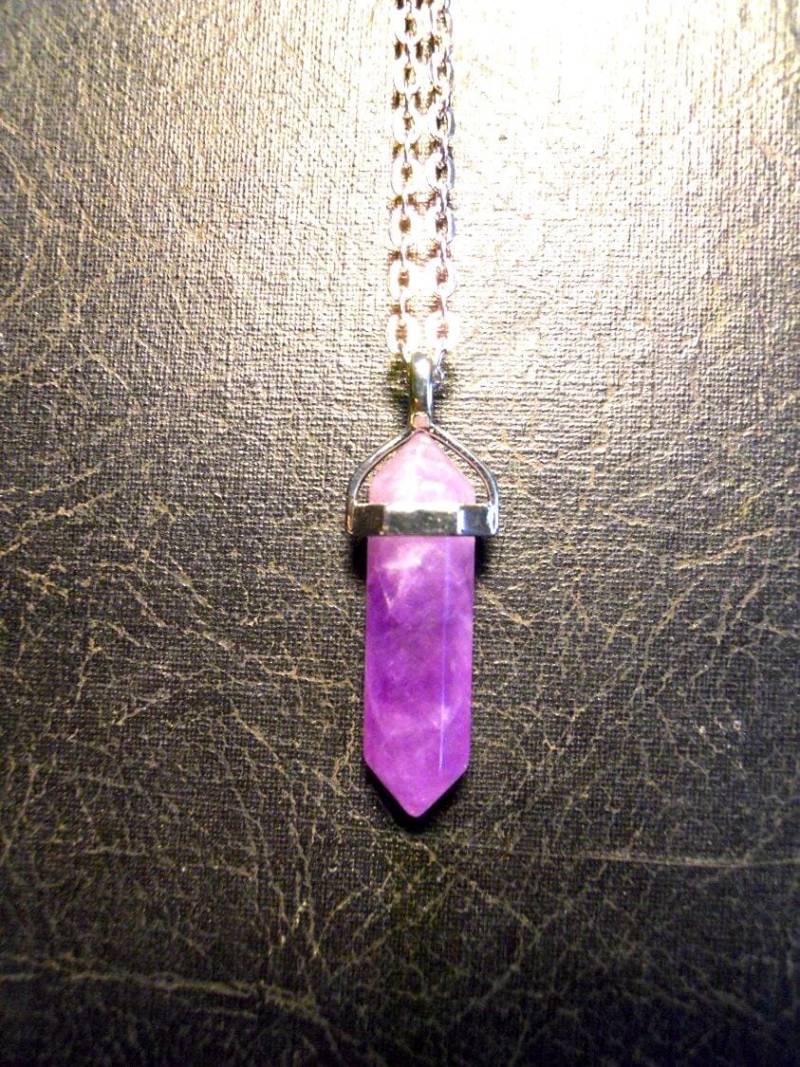 Lila Amethyst Doppelender Kristall Edelstein Zauberstab Halskette von TheCuriositeer