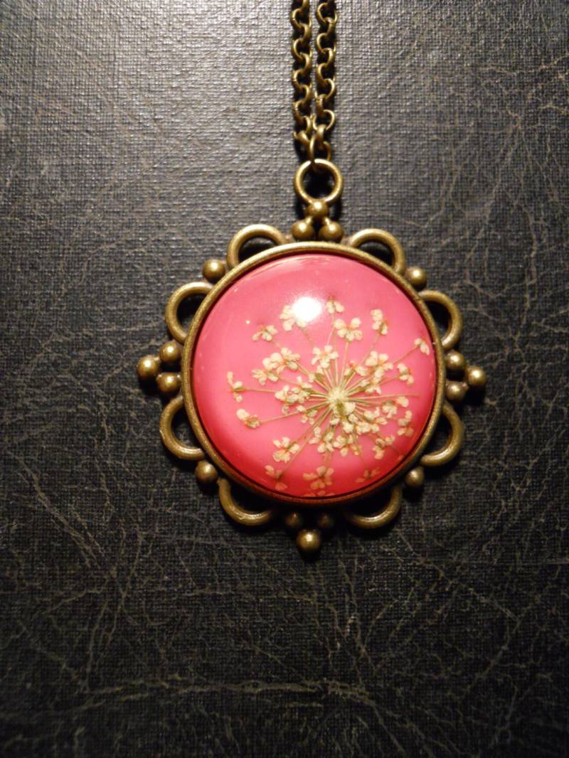 Pink Und Weiß Queen Annes Lace Preserved Specimen Halskette Pink Und Weiß Queen Annes Lace Preserved Specimen Halskette von TheCuriositeer