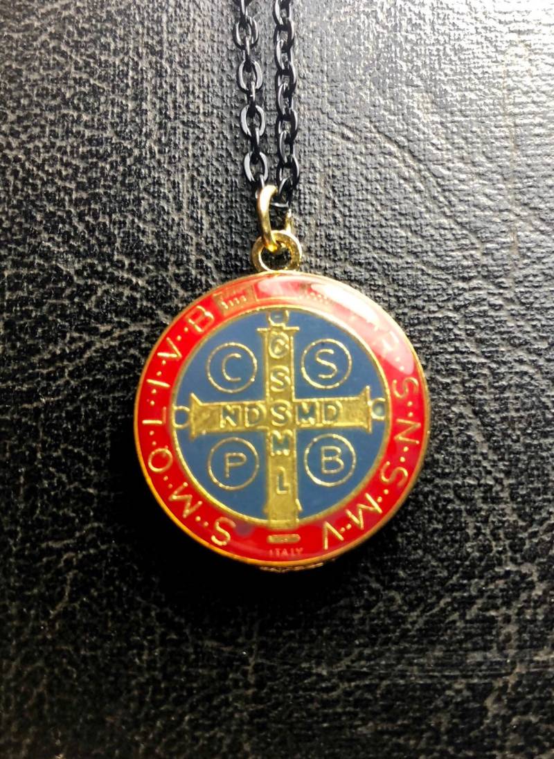 Rot Und Blau Exorzismus Talisman Emaillierte Goldene Heilige Benedikt Medaillon Relikt St. Posessed Posession Rot Und Blau Exorzismus Talisman Emaillierte Goldene Heilige Benedikt Medaillon Relikt St. Posessed Posession von TheCuriositeer