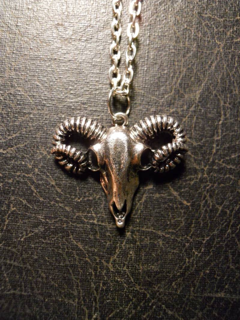Tiny Widder Schädel Ziegenkopf Big Horn Astrologie Feuerzeichen Trophäen Jäger Bergsteiger Halskette Tiny Widder Schädel Ziegenkopf Big Horn Astrologie Feuerzeichen Trophäen Jäger Bergsteiger Halskette von TheCuriositeer