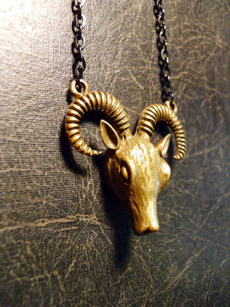 Widder Ziegenkopf Big Horn Trophäe Halskette von TheCuriositeer