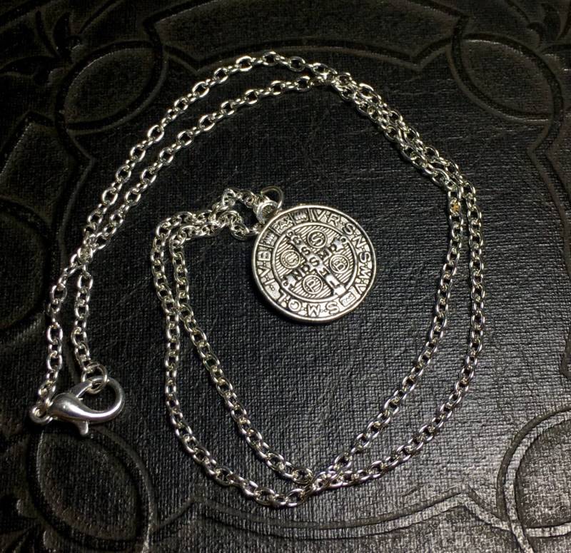 Winzige Silberfarbene Heilige Benedikt Medaillon Excorcism Talisman Halskette Anti Menschlicher Besitz Winzige Silberfarbene Heilige Benedikt Medaillon Excorcism Talisman Halskette Anti Menschlicher Besitz von TheCuriositeer