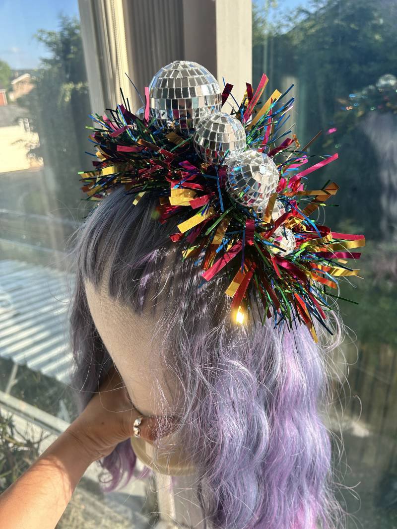 Handgefertigter Diskokugel-Kronen-Haarreif Tinsel-Weihnachts-Alice-Band von TheCuriosityCabinetx