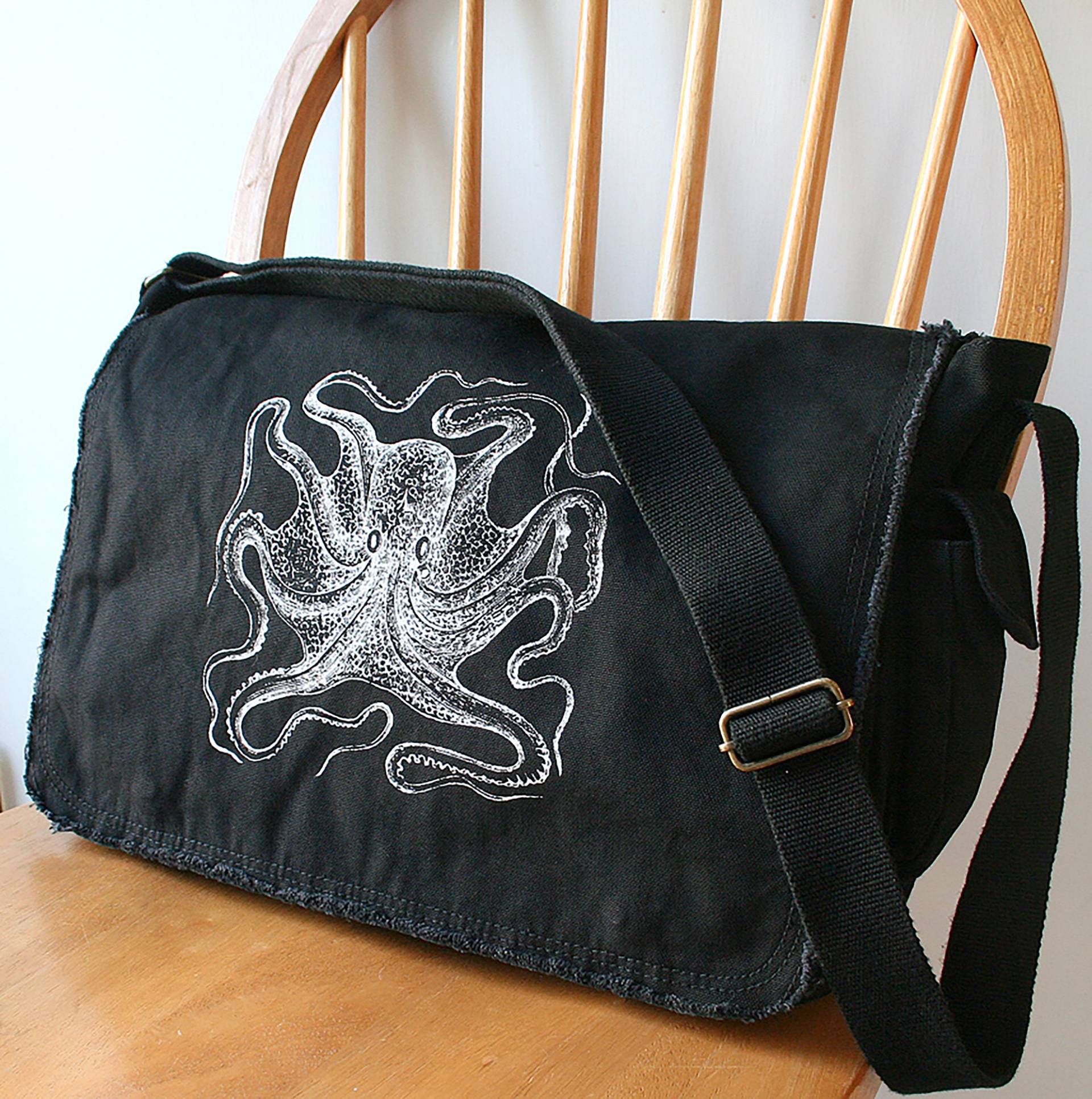Octopus Messenger Bag Canvas Laptoptasche - Geschenk Für Oktopus-Liebhaber von TheCuriousCatbird
