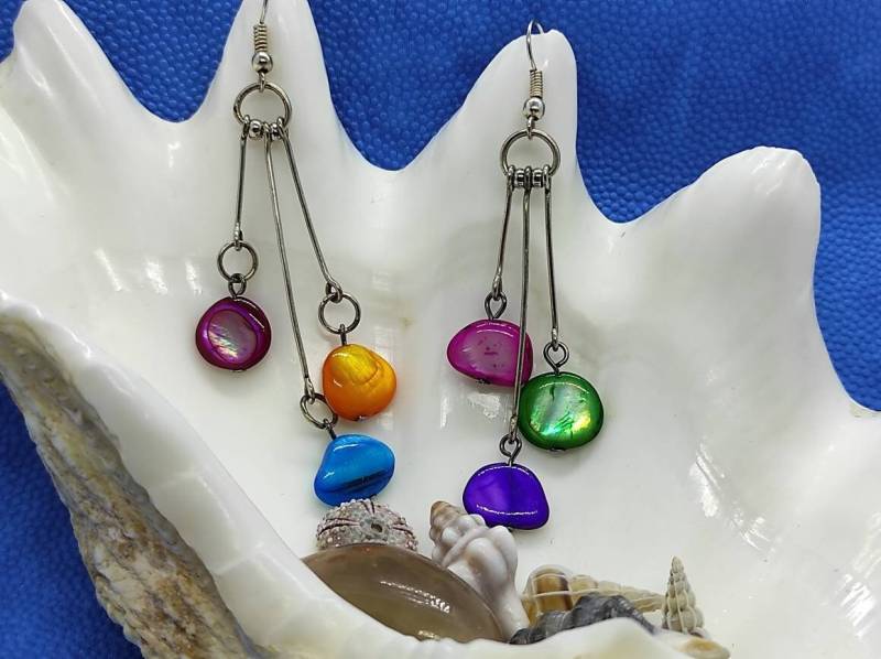 Handgemachte Sommer Ohrringe - Leichter Draht Mit Bunten Perlen Urlaubs Schmuck Minimaler Boho Stil von TheCuriousCompound