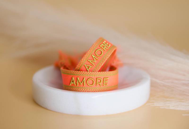 Besticktes Statement Armband Amore | Web-Armband Mit Text Stoffarmband Gewebt Boho-Style Freundschaftsarmband von TheCuteGoodsShop