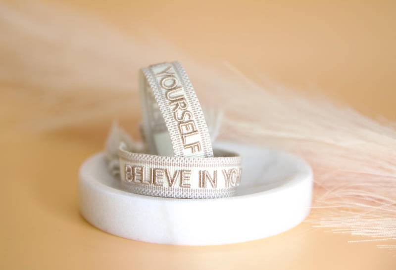 Besticktes Statement Armband Believe in Yourself |Web-Armband Mit Text | Stoffarmband Gewebt Boho-Style Freundschaftsarmband von TheCuteGoodsShop