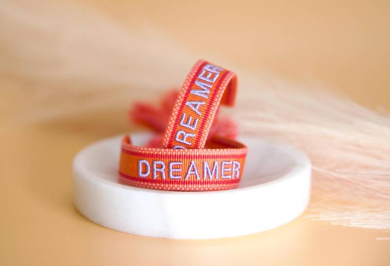 Besticktes Statement Armband Dreamer | Web-Armband Mit Text Stoffarmband Gewebt Boho-Style Freundschaftsarmband von TheCuteGoodsShop