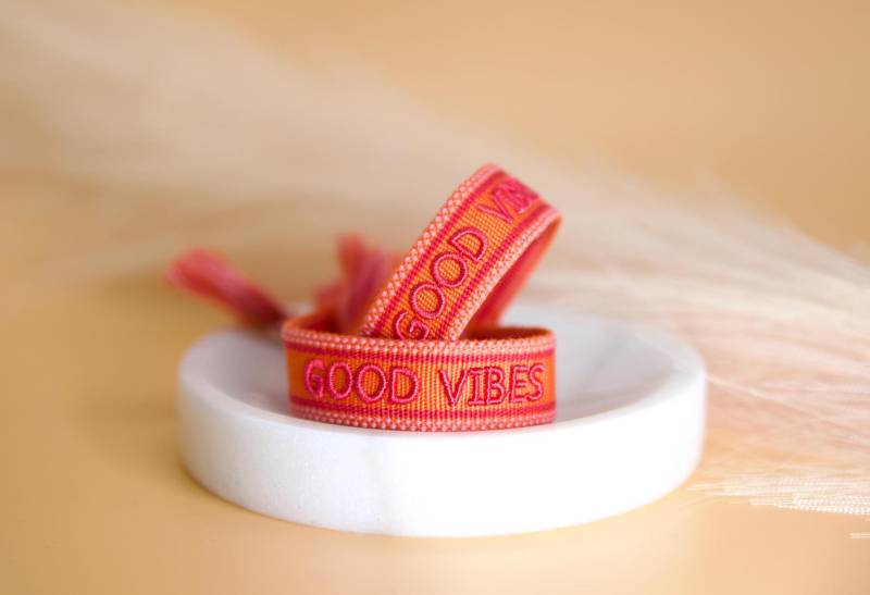 Besticktes Statement Armband Good Vibes | Web-Armband Mit Text Stoffarmband Gewebt Boho-Style Freundschaftsarmband Besticktes Statement Armband Good Vibes | Web-Armband Mit Text Stoffarmband Gewebt Boho-Style Freundschaftsarmband von TheCuteGoodsShop