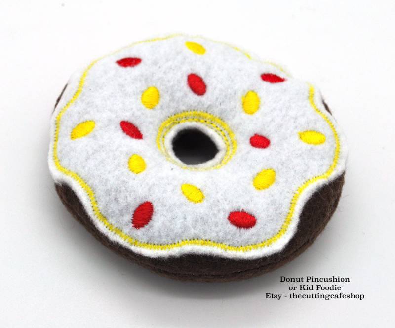 Donut Nadelkissen Im Karton - Filz Essen Spiel Essen Nähen Filzspaß Pincushion Geschenke Nähgeschenk von TheCuttingCafeShop