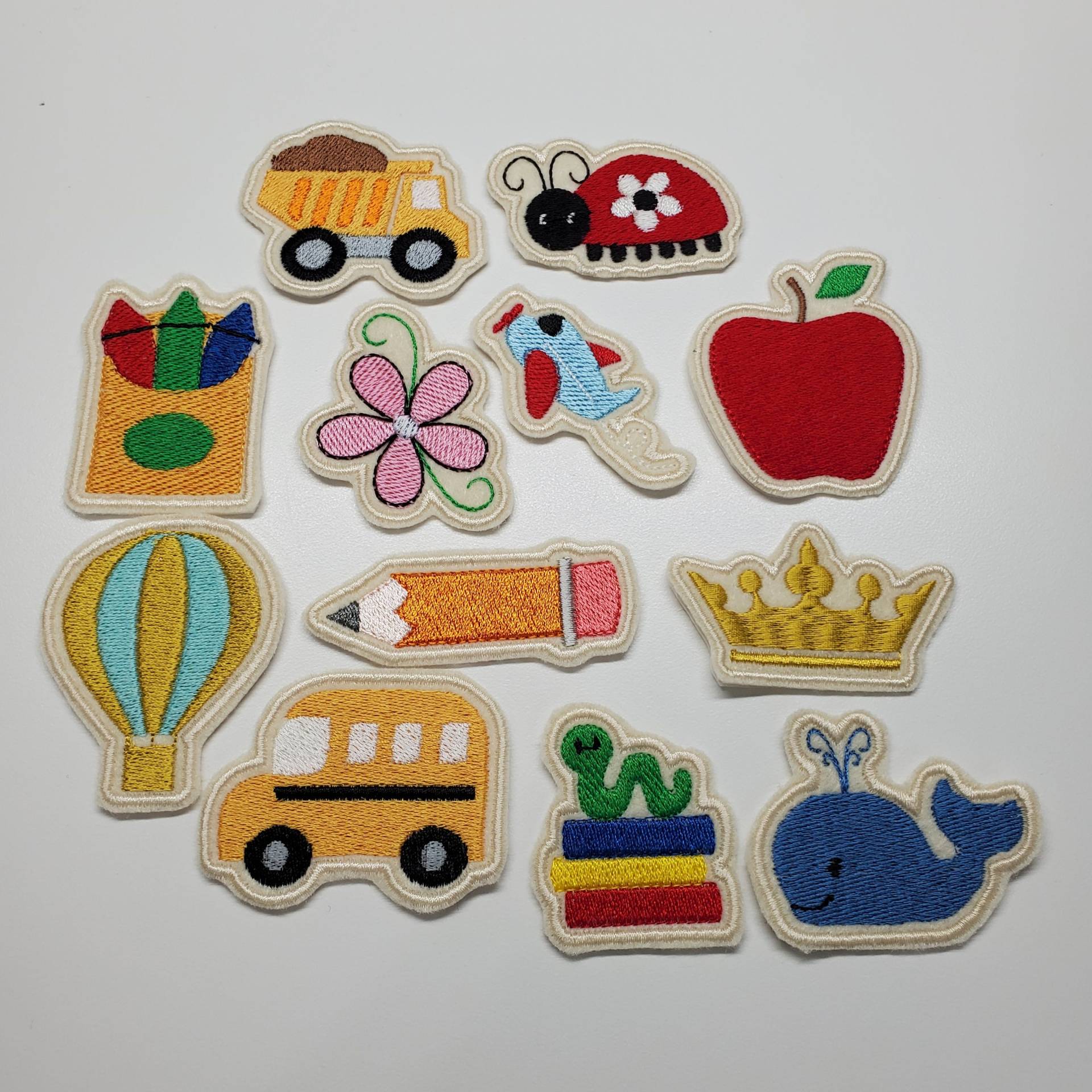 Peinliche Patches, Flugzeug, Wal, Kipper, Schulbus, Krone, Schule Marienkäfer Patch, Apfel, Blumen Aufnäher, Mini Filz Patches von TheCuttingCafeShop