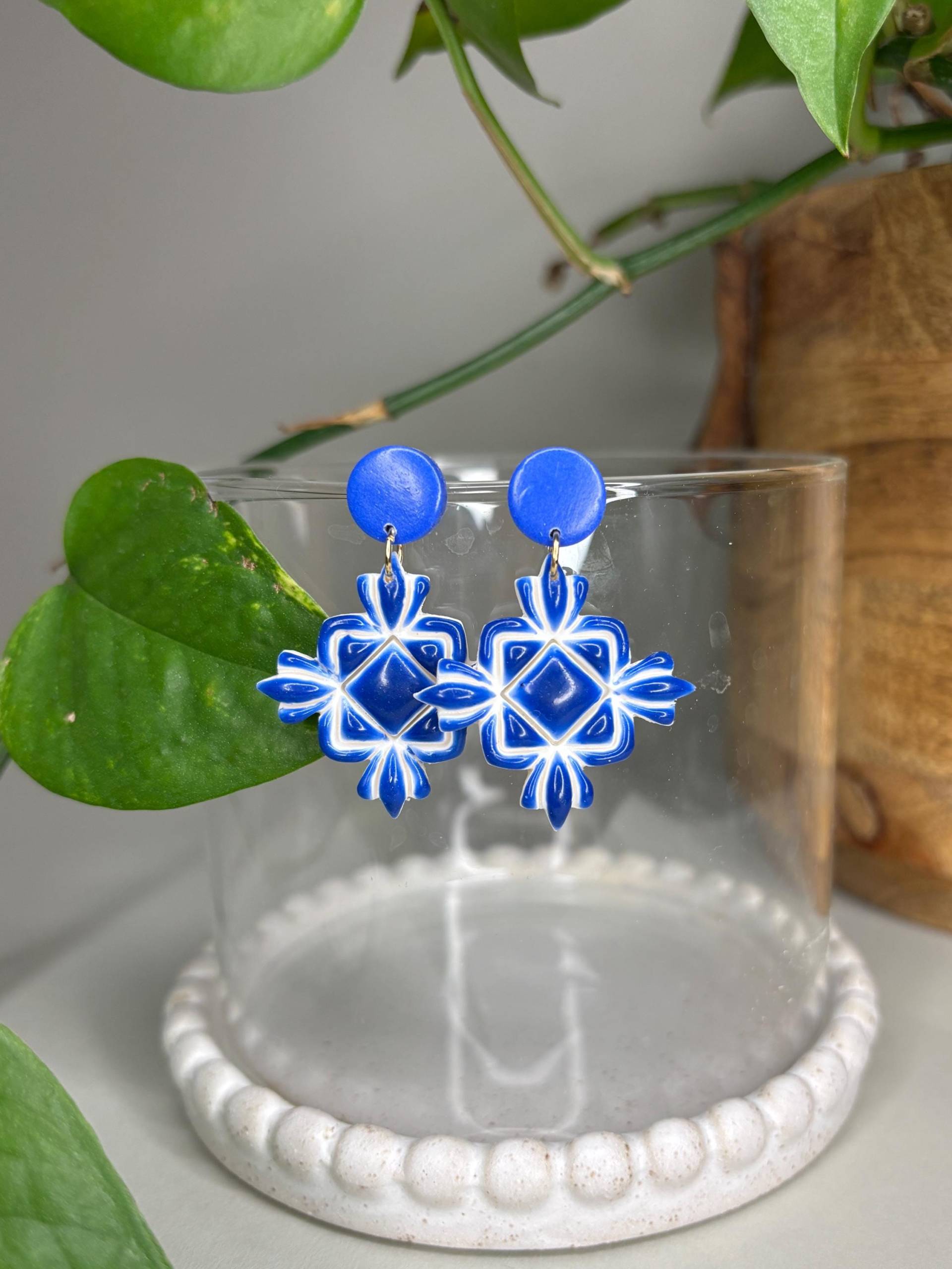 Blau-Marine Peranakan Tile-Inspirierte Ohrringe | Nadelgemalt Bunte Polymer Clay Handgefertigte Accessoires von TheDabblerEffectDE