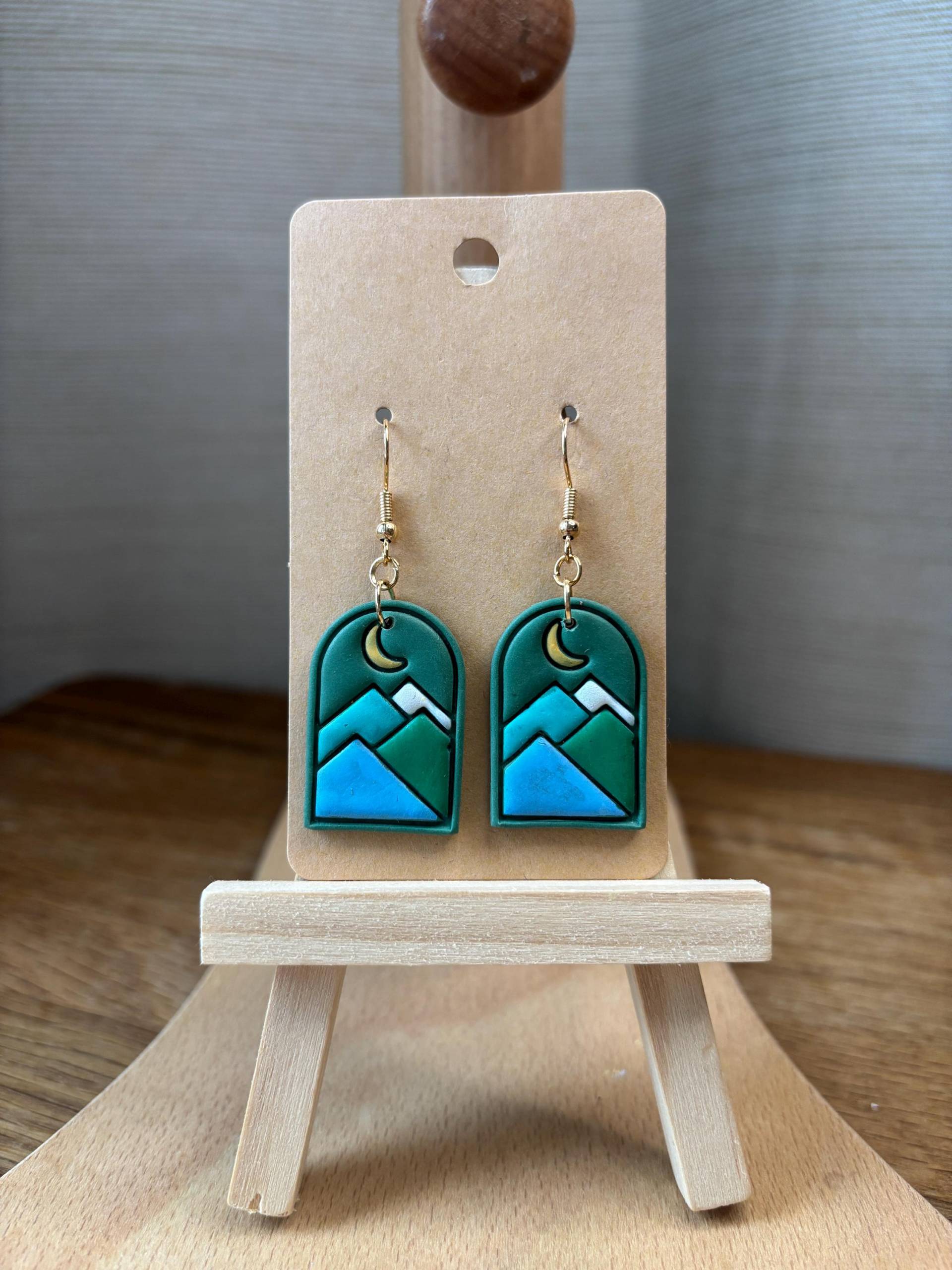 Handgemachte Ohrringe Mit Berg Aus Polymer Clay | Naturinspirierte Boho Anhänger von TheDabblerEffectDE