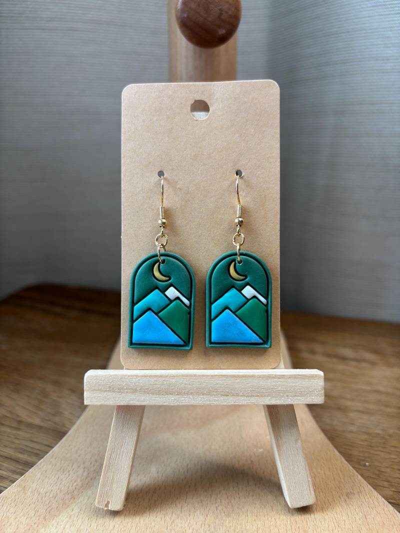 Handgemachte Ohrringe Mit Berg Aus Polymer Clay | Naturinspirierte Boho Anhänger von TheDabblerEffectDE