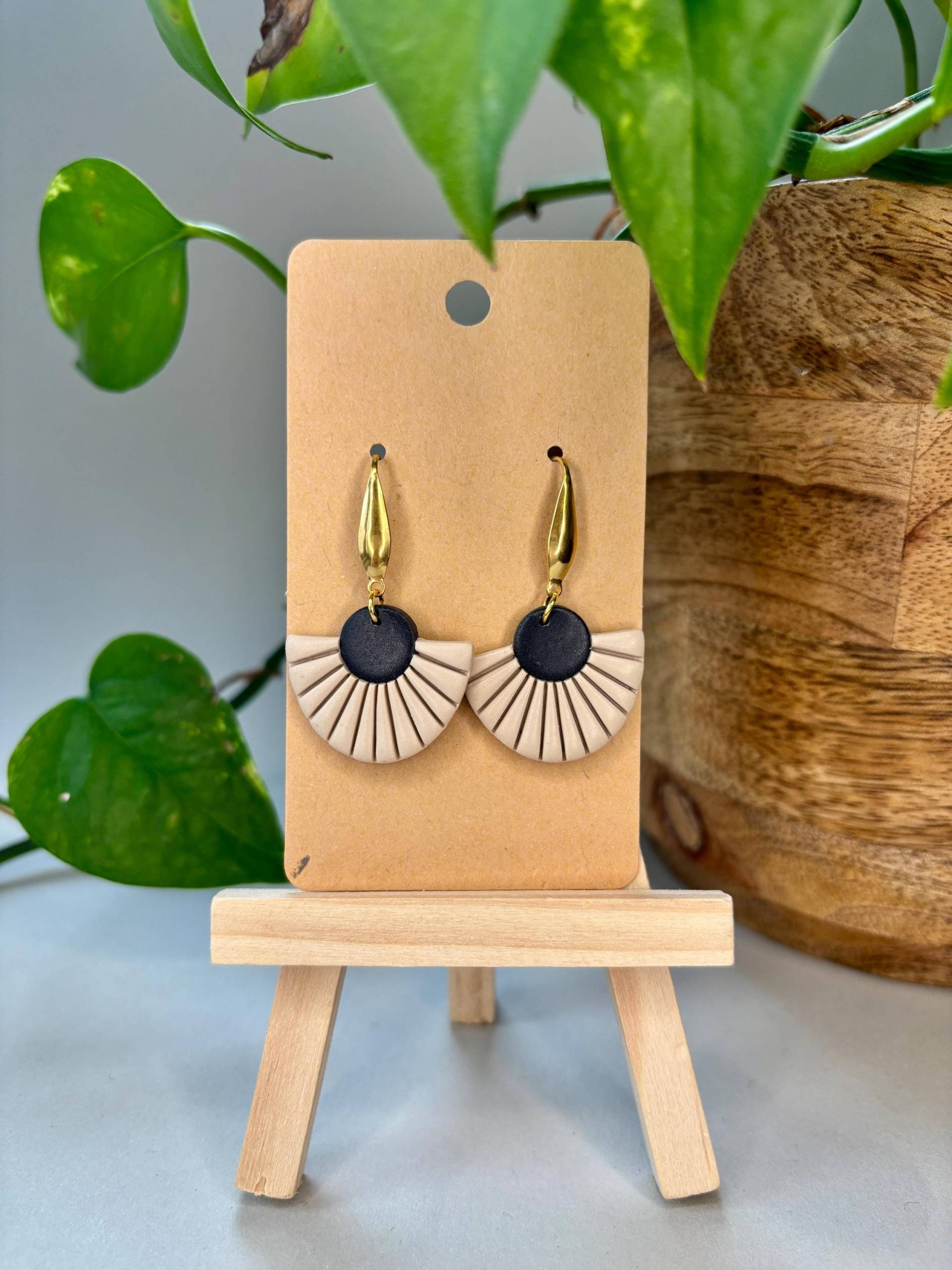 Handgemachte Sakura Fan Ohrringe | Beige Polymer Clay, Leichtgewicht von TheDabblerEffectDE