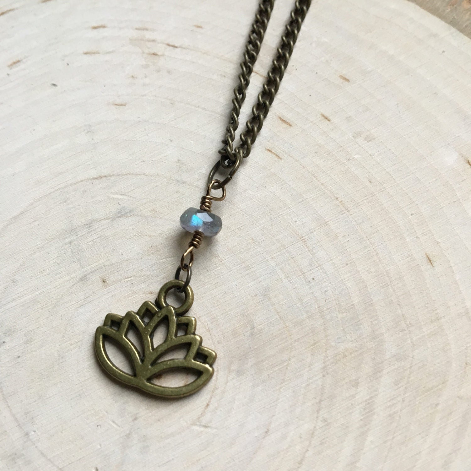 Nelumbo/Eine Zierliche Halskette Mit Einem Antik Bronze-Tome Heiligen Lotus Blume Charme Einer Labradorit Perle Gekrönt Nelumbo/Eine Zierliche Halskette Mit Einem Antik Bronze-Tome Heiligen Lotus Blume Charme Einer Labradorit Perle Gekrönt von TheDaydreamDistrict