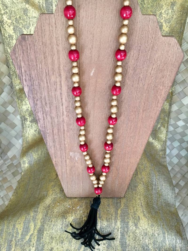 Granat Und Gold Perlen Aus Holz Quaste Halskette von TheDeVIneWorkshop