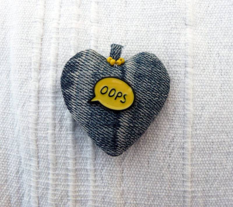 Pollon - Jeans-Herz-Anhänger Mit Gelben Comic-Ballon Hypoallergen, Weich Und Lustig, Hergestellt Aus Recyceltem Blue Jeans Pollon - Jeans-Herz-Anhänger Mit Gelben Comic-Ballon Hypoallergen, Weich Und Lustig, Hergestellt Aus Recyceltem Blue Jeans von TheDenimWitch