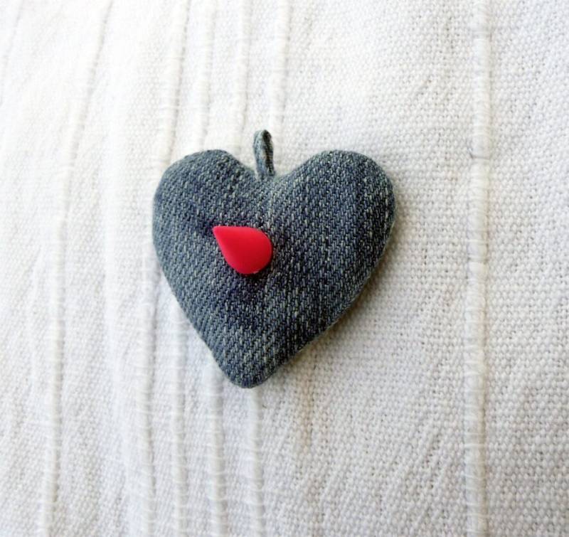 Rosa Raubtier - Jeans-Herz-Anhänger Mit Rosa Fluo Stud Rosa Raubtier - Jeans-Herz-Anhänger Mit Rosa Fluo Stud von TheDenimWitch