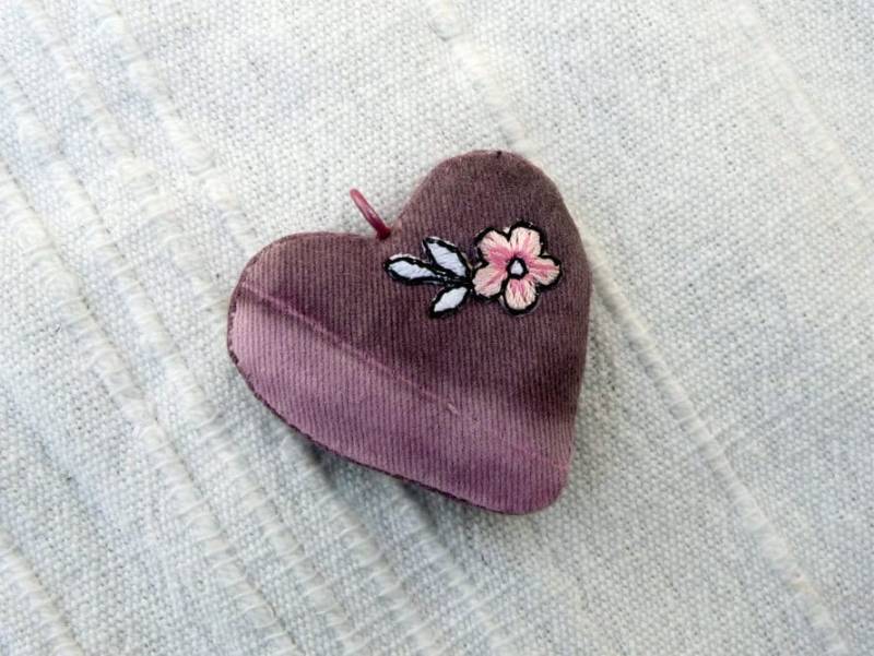 Wildblumen - Lila Jeans-Herz-Anhänger Flower-Power Wildblumen - Lila Jeans-Herz-Anhänger Flower-Power von TheDenimWitch