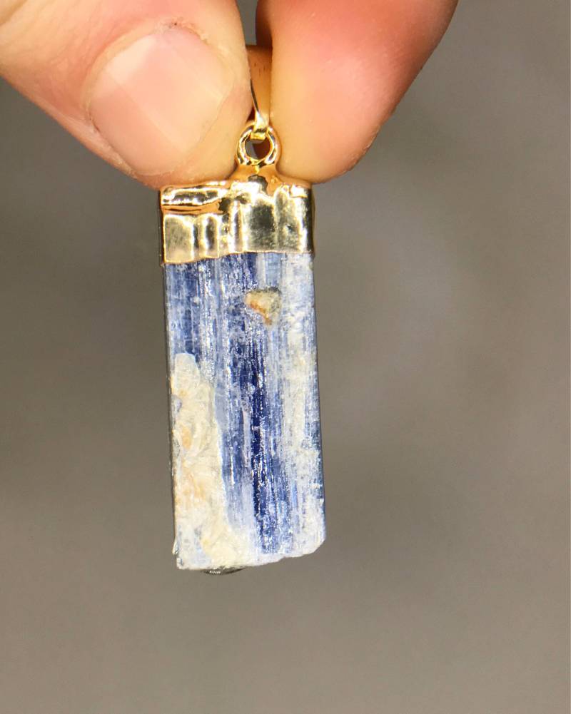 Blaue Kyanit Anhänger - Vergoldet Schmuck Hellblau Erstein Birthstone Moldavite von TheDesertGoddess