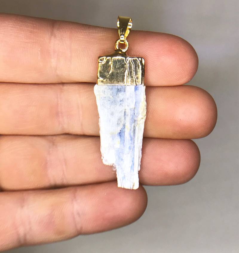 Blaue Kyanit Anhänger - Vergoldet Schmuck Hellblau Erstein Birthstone Moldavite von TheDesertGoddess