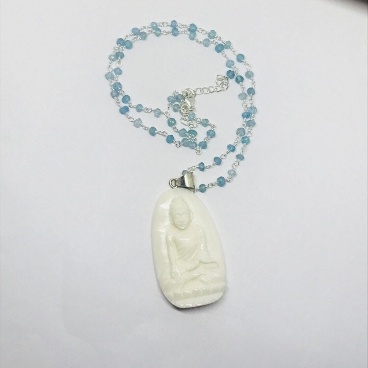 Buddha Hand Geschnitzte Knochen Halskette Mit Apatit - Sterling Silber Schmuck Handmade Blaue Stein von TheDesertGoddess
