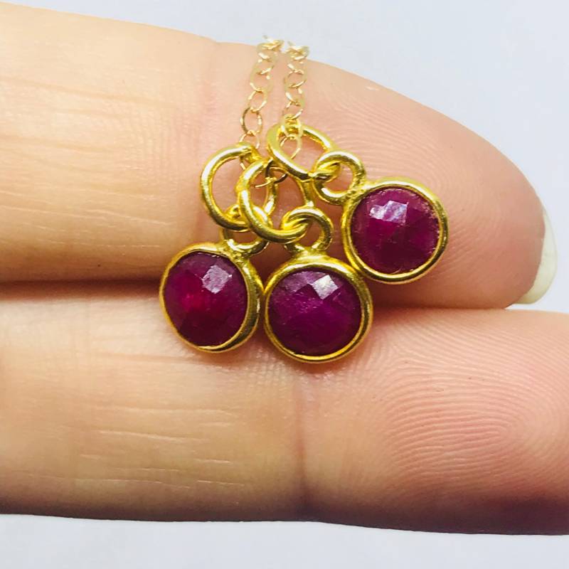 Dreifache Rubin Halskette - Vergoldet Juli Geburtsstein Schmuck Anhänger Roter Stein Moldavit von TheDesertGoddess
