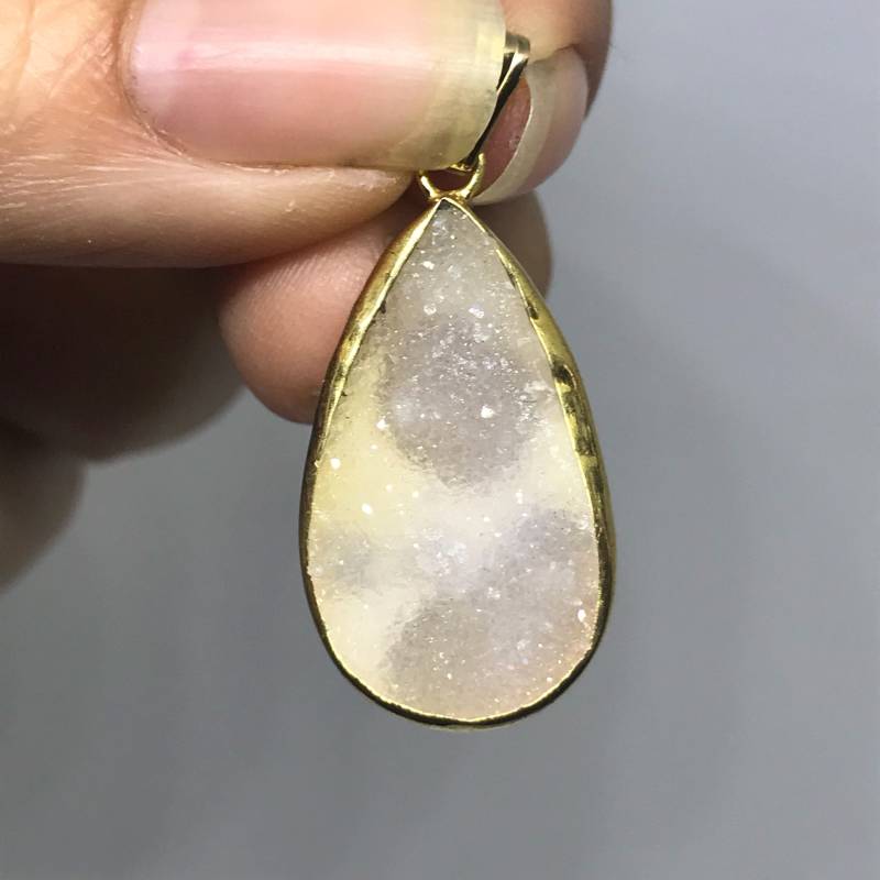 Druzy Chalcedon Anhänger - 24K Vergoldet Creme Stein Schmuck Geburtsstein Moldavit von TheDesertGoddess