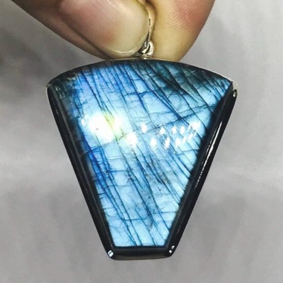 Hellblauer Blitz Labradorit Anhänger - Sterling Silber Schmuck Blauer Stein Geburtsstein Moldavit von TheDesertGoddess