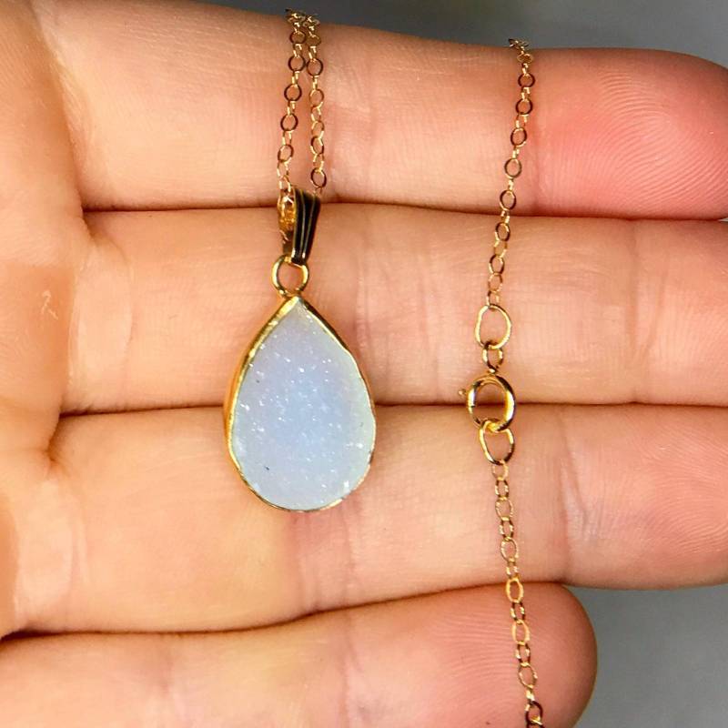 Himmel Blau Druzy Anhänger - 24K Vergoldet Blauer Stein Schmuck Chalcedon Geode Halskette Geburtsstein von TheDesertGoddess