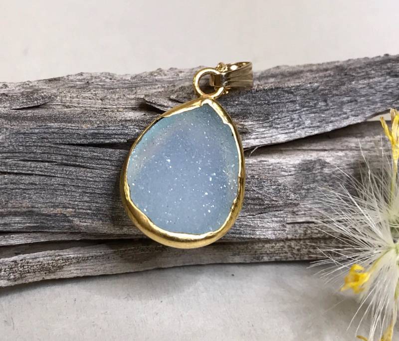 Himmelblauer Druzy Anhänger - 24K Vergoldet Blauer Stein Schmuck Funkelnder Druse Chalcedon Geode Geburtsstein Zierlich von TheDesertGoddess
