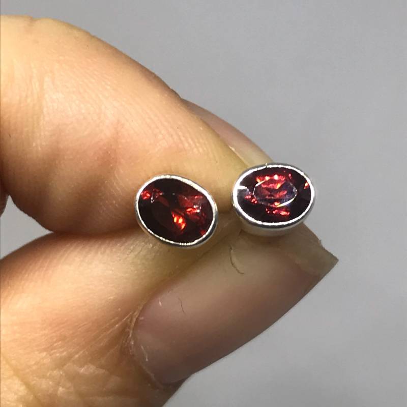 Natürliche Granat Ohrstecker - Handgemacht Mit Massivem Sterling Silber Winzige Facettierte Granate Wunderschöner Roter Farbe Januar Birthstone von TheDesertGoddess