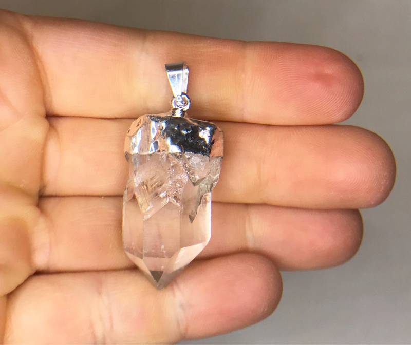 Quarz Punkt Anhänger - Versilbert April Geburtsstein Schmuck Klare Stein Halskette Moldavit von TheDesertGoddess