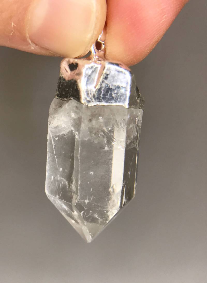 Quarz Punkt Anhänger - Versilbert April Geburtsstein Schmuck Klare Stein Halskette Moldavit von TheDesertGoddess